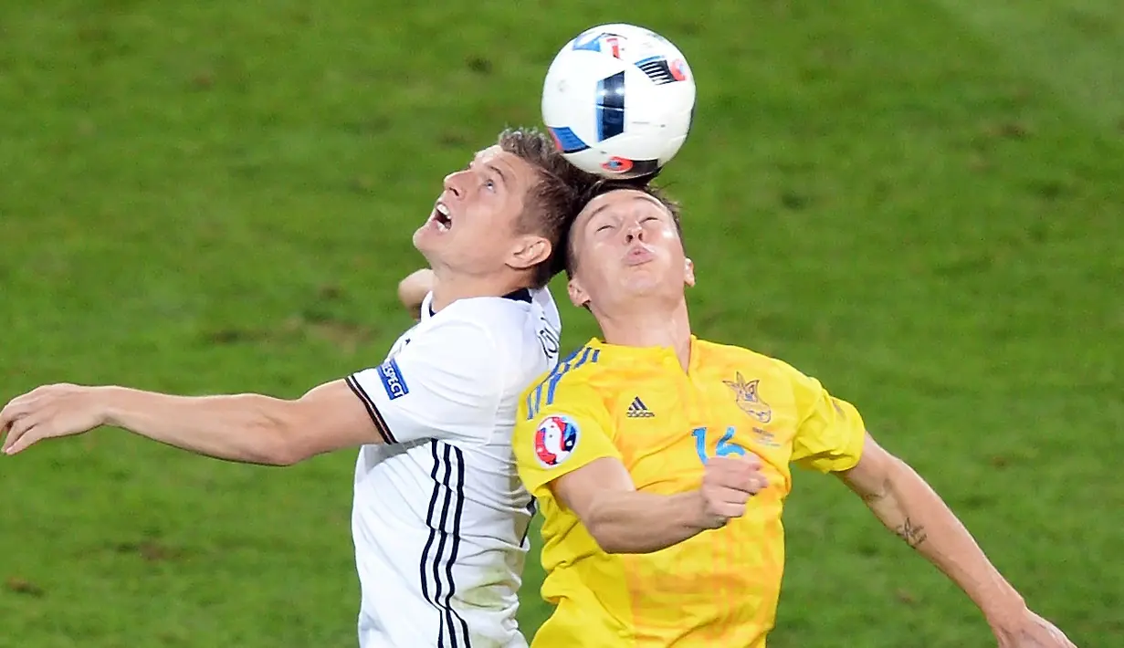 Duel antara pemain Jerman, Toni Kroos (kiri), dan pemain Ukraina, Serhiy Sydorchuk, pada laga Grup C Piala Eropa 2016 di Stade Pierre-Mauroy, Senin (13/6/2016) dini hari WIB. (AFP/Denis Charlet)