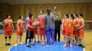Mantan bintang basket NBA Dennis Rodman berbicara dengan tim basket wanita Pothonggang Korea Utara saat berkunjung ke gimnasium basket Chongjong Street di Pyongyang, Korea Utara (14/6). (AP Photo/Kim Kwang Hyon)