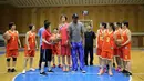 Mantan bintang basket NBA Dennis Rodman berbicara dengan tim basket wanita Pothonggang Korea Utara saat berkunjung ke gimnasium basket Chongjong Street di Pyongyang, Korea Utara (14/6). (AP Photo/Kim Kwang Hyon)