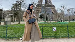 Penampilan istri dari Teuku Wisnu ini saat berkunjung ke kota Paris juga terlihat sederhana. Dirinya pun memilih menggunakan busana dengan dominan warna coklat dan detail hitam pada hijab dan tas yang dikenakan. (Liputan6.com/IG/@shireensungkar)
