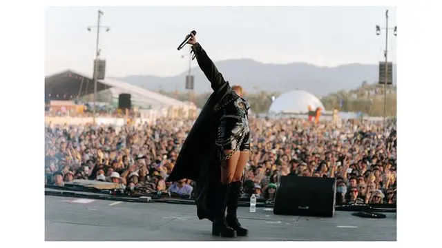 7 Gaya Penampilan Niki saat Tampil di Coachella Mingggu Ke-2, Tampil Memukau