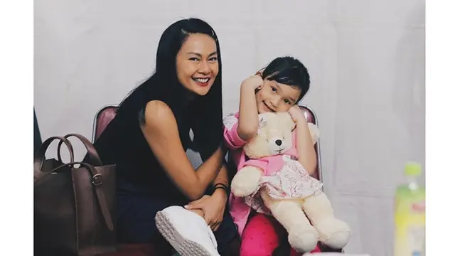 Jarang Tersorot, Ini 6 Potret Kaines Adriana Putri Oncy Ungu