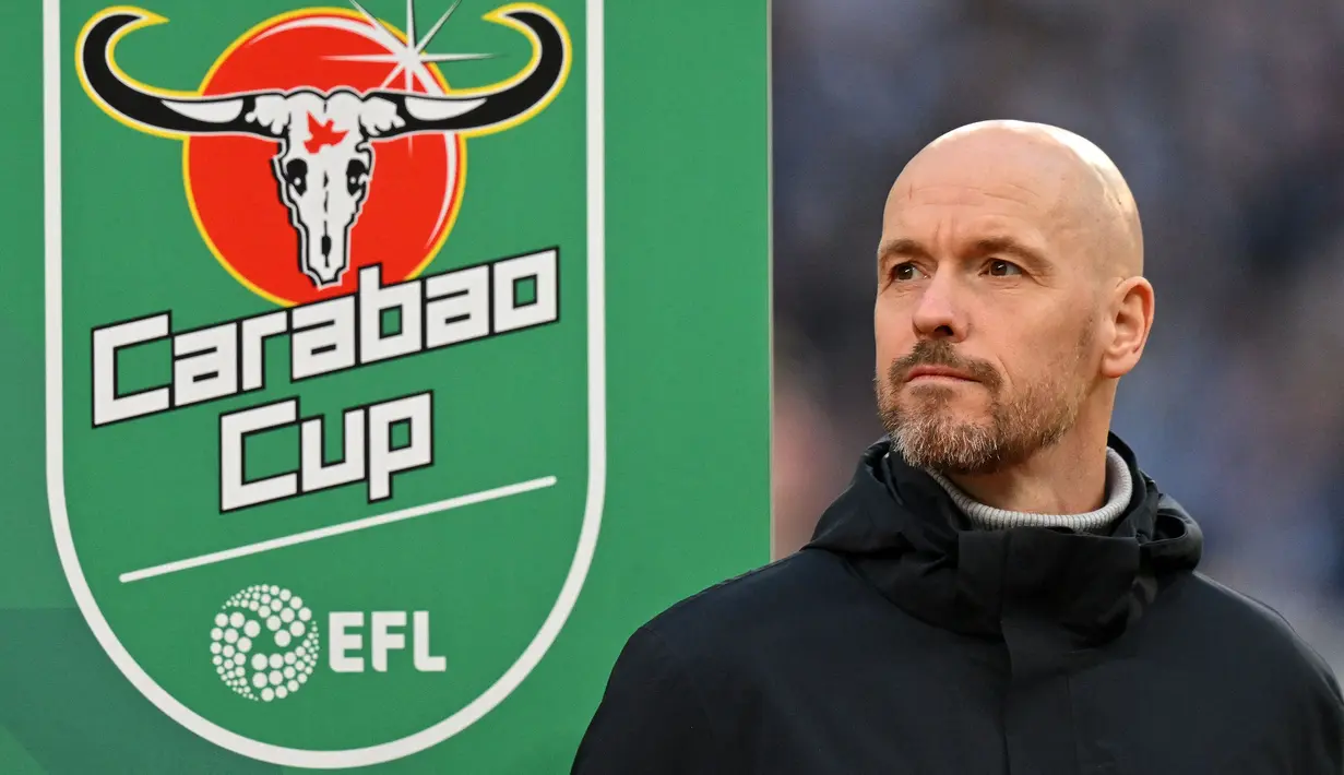 <p>Manchester United, Erik ten Hag saat laga final Carabao Cup 2022/2023 antara Manchester United melawan Newcastle di Wembley Stadium, London, Senin (27/02/2023) WIB. MU berhasil menang dengan skor 2-0 pada laga tersebut. Erik ten Hag menjadi pelatih yang sukses membuat klub berjuluk Setan Merah tersebut mengakhiri puasa gelar selama 6 tahun. (AFP/Glyn Kirk)</p>