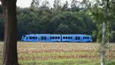 Kereta api bertenaga hidrogen menempuh rute perjalanan dekat Bremervrde di Jerman, 16 September 2018. Kereta Coradia ILint menggunakan sel bahan bakar yang mengubah hidrogen dan oksigen menjadi listrik. (AFP / Patrik STOLLARZ)