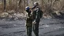 Operator radio Pasukan Bela Diri Darat Jepang (JGSDF) dan Marinir AS ikut serta dalam latihan militer gabungan antara JGSDF dan Marinir AS di Higashi Fuji, Gotemba, Jepang, Selasa (15/3/2022). (AP Photo/Eugene Hoshiko)