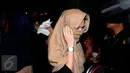 Salah satu warga negara asing illegal yang terjaring operasi pengawasan menutupi wajah saat rilis di Ditjen Imigrasi, Jakarta, Jumat (13/1). Diduga, para WNA tersebut bekerja sebagai pekerja seks komersial (PSK). (Liputan6.com/Helmi Fithriansyah)