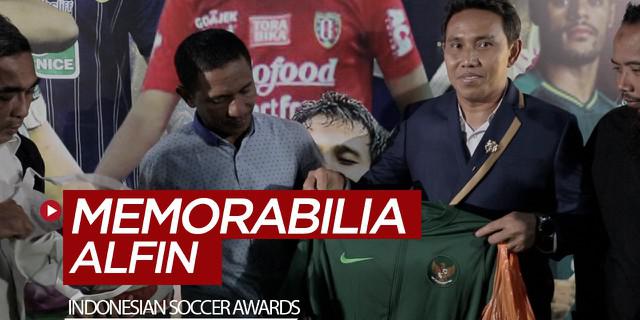 VIDEO: Barang Memorabilia Alfin Lestaluhu Diberikan kepada Sang Ayah
