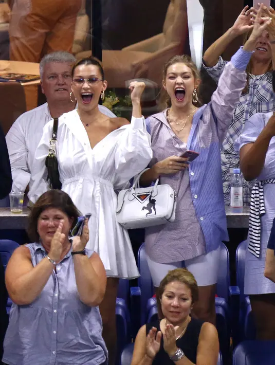 Gigi Hadid bersama Bella Hadid bersorak saat menyaksikan perempat final tunggal putri antara petenis AS, Serena Williams melawan Karolina Pliskova dari Republik Ceko pada hari ke-9 turnamen AS Terbuka di New York, Selasa (4/9). (Greg Allen/Invision/AP)