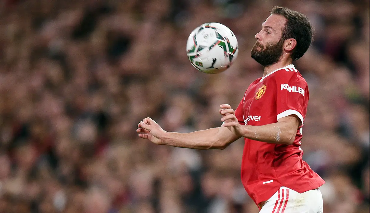 Juan Mata - Pemain asal Spanyol ini dikabarkan telah mempertimbangkan untuk meninggalkan Manchester United pada bursa transfer musim dingin 2022. Mata mulai kesulitan mendapatkan jam bermain secara reguler. (AFP/Oli Scarff)