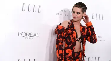 Aktris Kristen Stewart saat menghadiri ELLE Women ke-24 di Four Seasons Hotel Beverly Hills, Los Angeles (16/10). Kristen Stewart tampil seksi sekaligus macho dengan gaya potongan rambutnya yang pendek. (Jordan Strauss/Invision/AP)