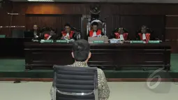 Terdakwa kasus TransJakarta Drajad Adhyaksa saat mendengarkan pembacaan vonis di Pengadilan Tipikor Jakarta, Jumat (6/3). Drajad divonis 5 tahun penjara dan denda Rp 250 juta atas kasus pengadaan bus Transjakarta tahun 2013. (Liputan6.com/Herman Zakharia)