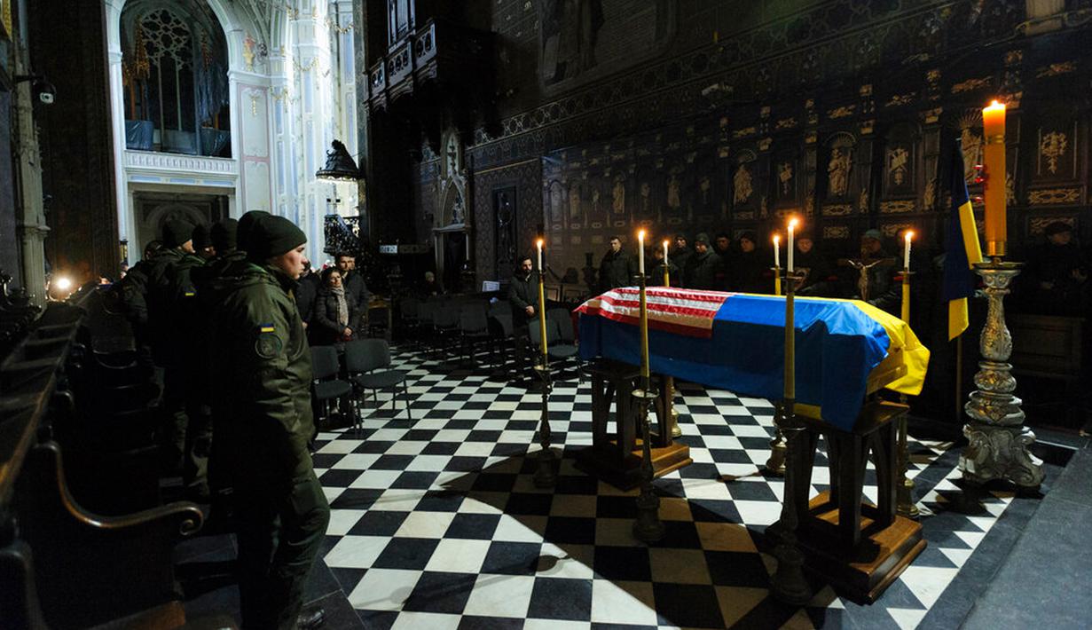Tentara Ukraina menghadiri upacara perpisahan untuk warga negara Amerika Serikat Daniel W. Swift di Lviv, Ukraina, 31 Januari 2023. Seorang mantan Navy SEAL AS yang disersi pada 2019 tewas pekan lalu di Ukraina dalam pertempuran dengan tentara Rusia. (AP Photo/Mateusz Nowak)