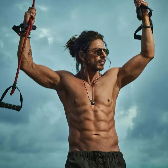 6 Transformasi Shah Rukh Khan dari Remaja Hingga Kekar di Usia 56 Tahun