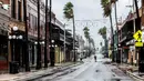 Seorang pria berdiri di tengah 7th Street di Ybor City di jalanan yang diguyur hujan beberapa jam sebelum angin kencang dari Badai Ian menghantam Tampa, Florida, Amerika Serikat, 28 September 2022. Badai Ian menghasilkan angin kencang dengan kecepatan 155 mph (250 kph). (Willie J. Allen Jr./Orlando Sentinel via AP)