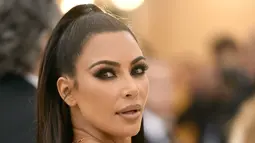 Aktris Kim Kardashian berpose saat menghadiri Met Gala 2018 di Metropolitan Museum of Art, New York (7/5). Tema Met Gala kali ini adalah "Heavenly Bodies: Fashion dan Catholic Imagination". (AP Photo/Evan Agostini)