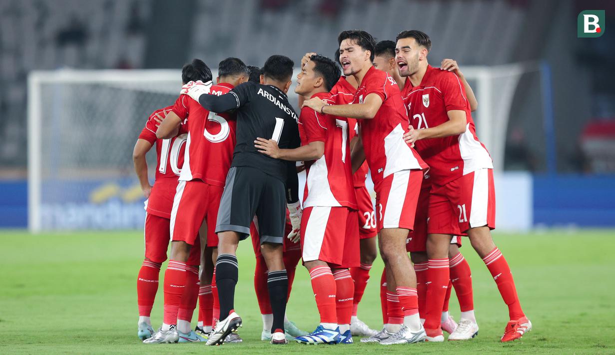 Para pemain Timnas Indonesia U-23 melakukan tos dalam laga Grup A Piala AFF U-23 2025 melawan Brunei di Stadion Utama Gelora Bung Karno (SUGBK), Senayan, Jakarta, Selasa (15/07/2025). (Bola.com/M Iqbal Ichsan)