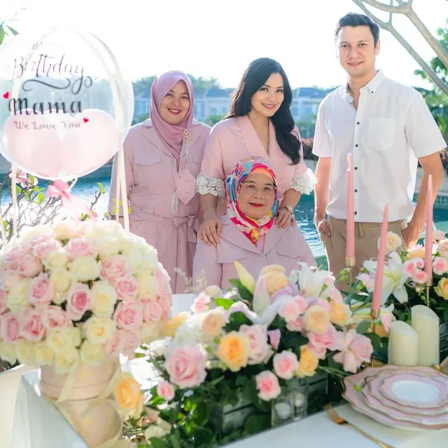 6 Momen Titi Kamal Rayakan Ultah Ibunda Bareng Keluarga, Penuh Kehangatan