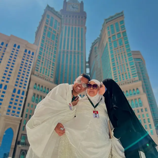 6 Potret Astrid Kuya Umrah di Bulan Ramadan,