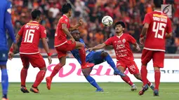 Pemain depan Arema FC, Ricky Kayame (tengah) berebut bola dengan pemain Persija pada lanjutan Shopee Liga 1 Indonesia 2019 di Stadion Gelora Bung Karno, Jakarta, Sabtu (3/8/2019). Laga berakhir imbang 2-2. (Liputan6.com/Helmi Fithriansyah)