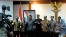Tjahjo Kumolo (tengah), A.A Gede Ngurah Puspayoga (keempat kanan), dan Rachmat Gobel (ketiga kiri), menunjukan kartu perizinan usaha mikro, Jakarta, Jumat (30/1/2015). (Liputan6.com/Andrian M Tunay)