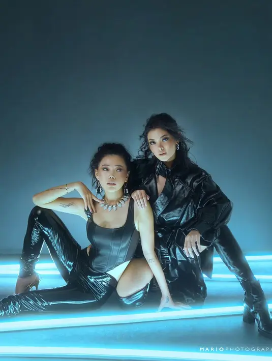 Penampilannya menjadi lebih menarik dengan padu padan aksesori yang pas. Berpose bersama Maria Mulwanto, Wendy tampak mengenakan high heels bernuansa emas, kalung besar, gelang, dan anting-anting. Foto: Instagram.