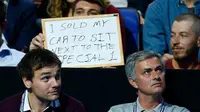 Demi duduk dekat Jose Mourinho, salah satu pendukung Chelsea sampai rela menjual mobilnya.
