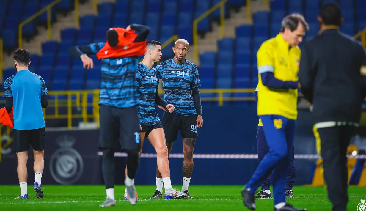 Pemain Al Nassr, Cristiano Ronaldo (tengah) berbincang dengan rekannya, Talisca saat melakukan latihan menjelang laga debutnya di Liga Pro Arab Saudi 2022/2023 melawan Al Ittifaq yang berlangsung di Mrsool Park, Minggu (22/01/2023) dini hari WIB. CR7 sebelumnya harus absen dalam dua laga Al Nassr karena terkena sanksi yang didapat dari Manchester United. (Twitter/@AlNassrFC)