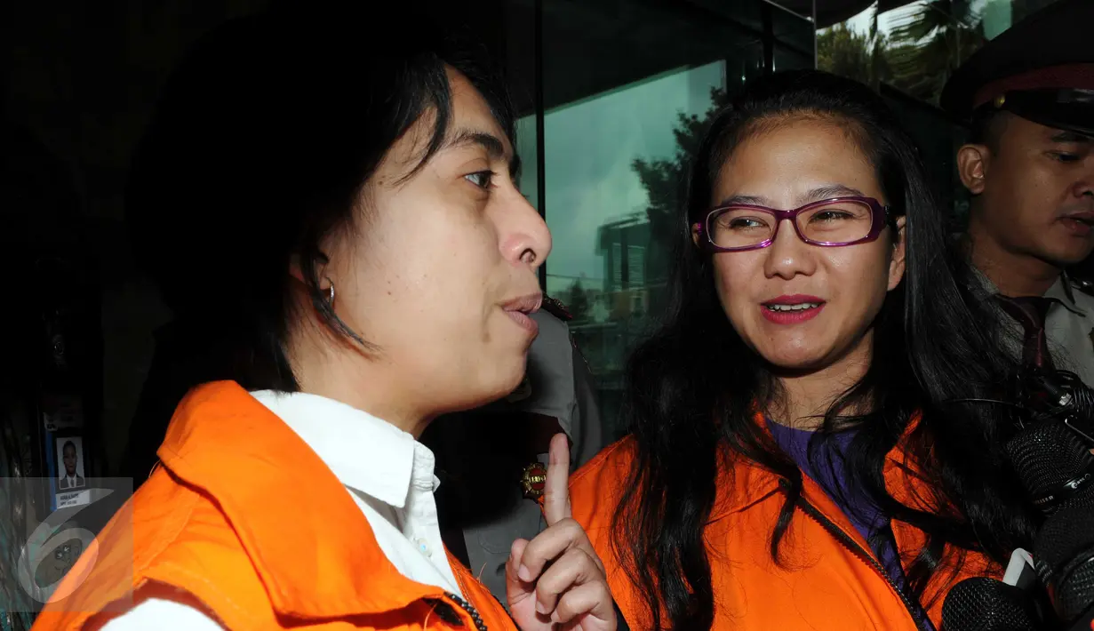 Sekretaris pribadi mantan anggota Komisi VII DPR Dewie Yasin Limpo, Rinelda Bandaso (kiri) usai pemeriksaan, Jakarta, (22/1). Rinelda Bandaso jalani pemeriksaan sebagai saksi dugaan suap proyek pembangunan pembangkit listrik. (Liputan6.com/Helmi Afandi)