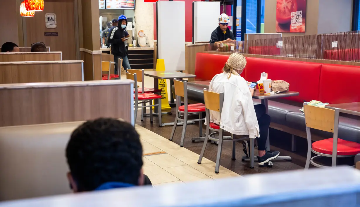 Orang-orang menikmati hidangan makan malam di restoran di New York, AS (30/9/2020). Restoran di New York City diizinkan untuk membuka kembali layanan makan dalam ruangan selama masih di bawah 25 persen dari kapasitas maksimal dan mematuhi protokol keselamatan yang ketat. (Xinhua/Michael Nagle)
