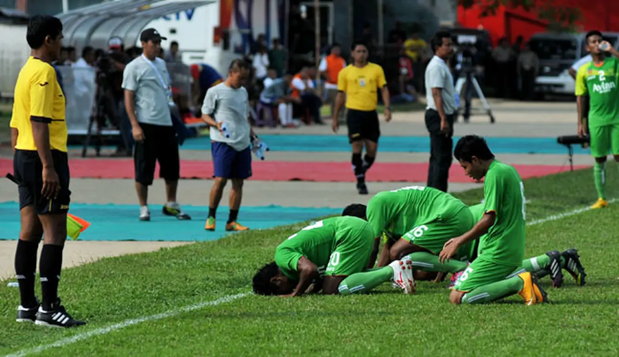 Sejumlah pemain Persebaya melakukan sujud syukur usai Ilham Udin Armayn menjebol gawang Semen Padang pada laga SCM Cup 2015 di Stadion Haji Agus Salim, Padang, Sabtu (17/1/2015). Persebaya unggul 1-0 atas Semen Padang. (Liputan6.com/Johan Tallo)