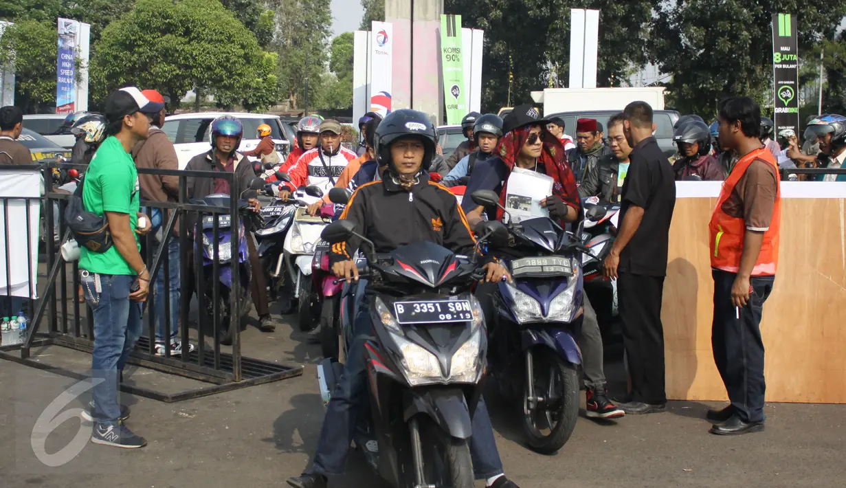 Ribuan Pemotor padati kawasan Senayan untuk mendaftarkan diri sebagai pengojek GrabBike di Senayan, Jakarta, Rabu (12/8/2015). Lowongan kerja sebagai pengojek online tersebut merupakan peluang kerja baru bagi masyarakat. (Liputan6.com/Gempur M Surya)