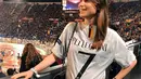 Veronica Martinelli merupakan wags AS Roma yang berparas cantik dan curi perhatian. Istri dari Lorenzo Pellegrini selalu memancarkan aura cantiknya di berbagai momen. Termasuk saat Veronica mendukung sang suami langsung di stadion Olimpico agar Pellegrini kian termotivasi. (Liputan6.com/IG/@veromartinel)