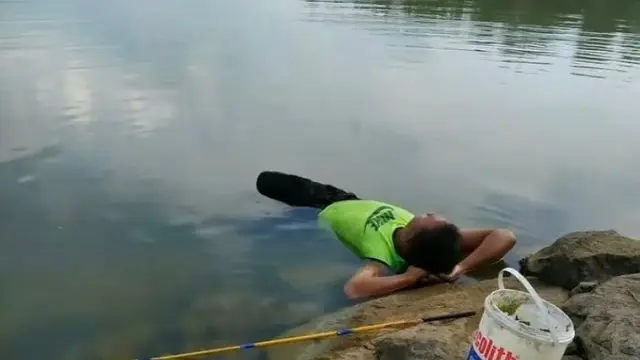 6 Tingkah Santai Orang saat Nikmati Ngabuburit Ini Bikin Ngakak