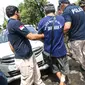 Aparat Kepolisian melakukan prarekonstruksi kasus perampokan dan pembunuhan di perumahan Pulomas, Jakarta Timur, Jumat (6/1). Seluruh kronologi mulai kedatangan hingga aksi penyekapan pelaku terhadap korban kembali dilakukan. (Liputan6.com/Faizal Fanani)