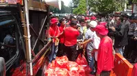 Pendukung Prabowo-Hatta Berebut Jatah Makan Siang di Depan MK