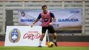 Legenda sepak bola Yunani, Giorgos Karagounis melakukan selebrasi setelah mencetak gol pada acara puncak BRImo Future Garuda yang bertajuk FOURFEO Mini Tournament di Stadion Madya, Jakarta, Kamis (01/06/2023). (Bola.com/Bagaskara Lazuardi)