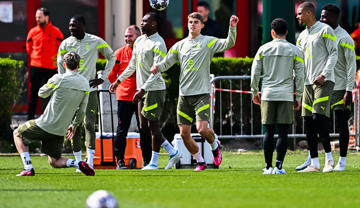 Sebagai sesama wakil Italia, Milan dan Napoli pastinya sudah sangat saling mengenal. (Photo by GABRIEL BOUYS / AFP)