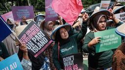Sejumlah warga Pulau Pari, Jakarta Utara, berunjuk rasa di depan kantor Kementerian Kelautan dan Perikanan di Jakarta pada Rabu 8 Oktober 2025. (Yasuyoshi CHIBA/AFP)