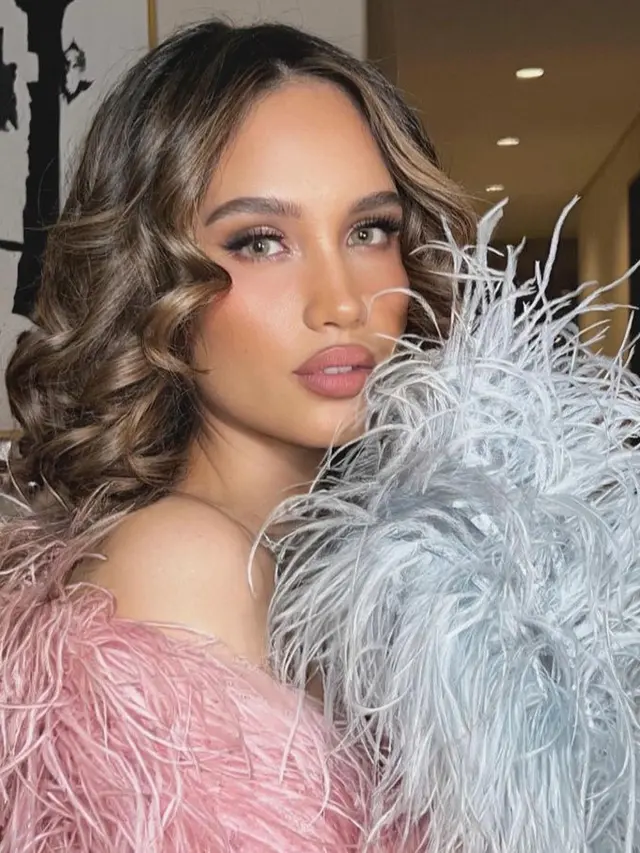 Cinta Laura Kenakan Gaun Mini Dipadukan Selendang Bulu di JFW 2025. [@claurakiehl]