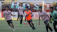 Pemain baru PSS, Samuel Christianson (rompi oranye), mulai berlatih bersama rekan-rekannya di Stadion Maguwoharjo, Sleman, Rabu (4/9/2019). (Bola.com/Vincentius Atmaja)