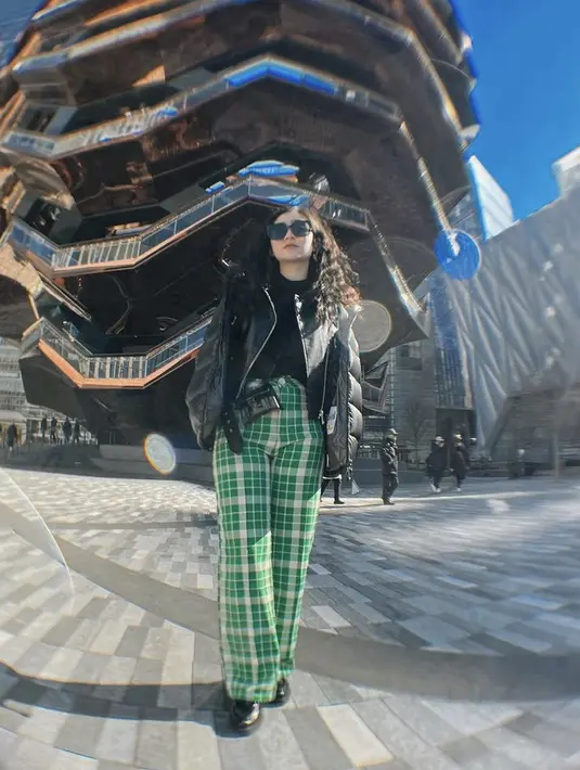 Febby Rastanty tampil edgy dengan atasan jaket kulit sebagai luaran dan inner kaos hitamnya. Dengan celana hijau kotak-kotak. @Febbyrastanty