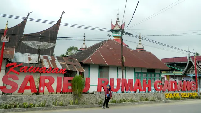 Kawasan Saribu Rumah Gadang di pinggir jalan sebelum masuk ke kawasan tersebut. (Liputan6.com/ Novia Harlina)