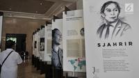 Pengunjung melihat Surat Pendiri Bangsa di Museum Nasional, Jakarta, Kamis (15/11). Surat yang dipamerkan dari Sukarno, Mohammad Hatta, Tan Malaka, Sutan Sjahrir, RA Kartini, John Lie, Ki Hajar Dewantara, dan KH Agus Salim. (Merdeka.com/Iqbal Nugroho)