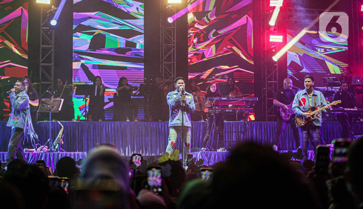 Aksi panggung grup band RAN yang beranggotakan Rayi, Asta, dan Nino dalam konser “The Sweet Seventeen Show” di Basket Hall Senayan, Jakarta, Rabu (20/12/2023). Konser tersebut sekaligus merayakan ulang tahun ke-17 serta semangat dan konsep baru. (Liputan6.com/Faizal Fanani)