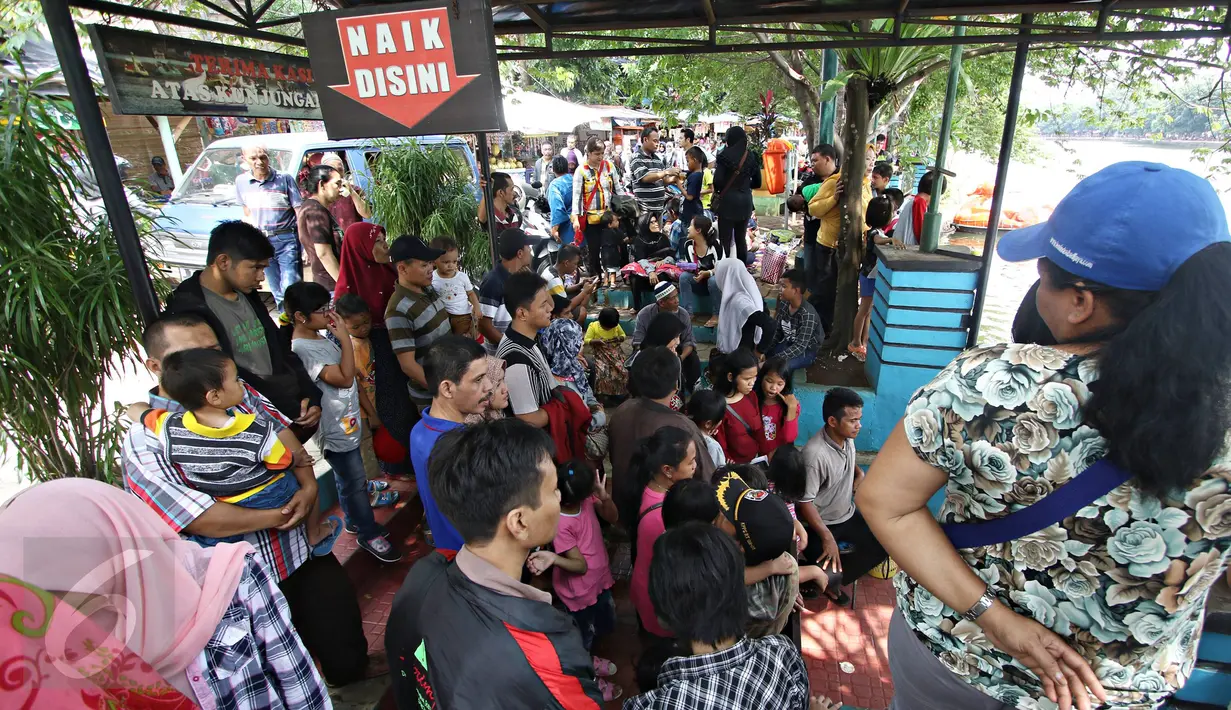 Antrian pengunjung saat akan menaiki bebek air di kawasan wisata Setu Babakan, Jakarta Selatan, Sabtu (2/1/2016). Setu Babakan menjadi destinasi wisata alternatif dengan biaya yang relatif terjangkau. (Liputan6.com/Immanuel Antonius)