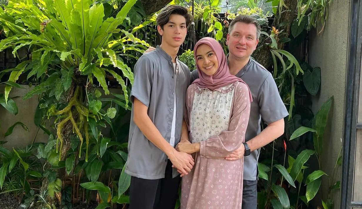 <p>Penampilannya semakin menawan dalam balutan hijab bernuansa pink pastel.&nbsp;(Foto: Instagram/ Maudy Koesnaedi)</p>