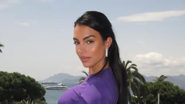 7 Pesona Georgina Rodriguez Pacar Cristiano Ronaldo Pamer Body Goals dengan Gaun Emas di Cannes Film Festival