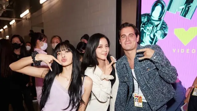Potret Kiel Tutin berfoto dengan Jisoo dan Lisa di acara MTV Video Music Award.
