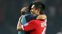 Pelukan hangat Ricardo Salampessy kepada Jendry Pitoy setelah Timnas Indonesia menang 2-1 atas Bahrain di babak grup Piala Asia 2007. (AFP/Adek Berry)