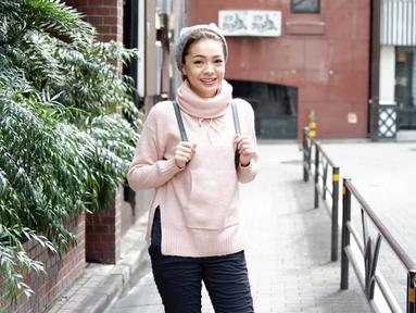 Maya Septha telah menikah dengan Krisna Wardhana Sidarta pada 12 Juni 2012. Kini keduanya telah memiliki tiga orang anak. Walaupun sudah menjadi ibu berusia 33 tahun, ternyata Maya punya gaya yang fashionable. (Liputan6.com/IG/@mayaseptha7)
